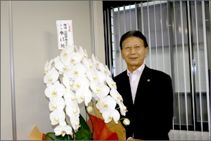 韓国公認労務士会李会長からの胡蝶蘭と大西会長